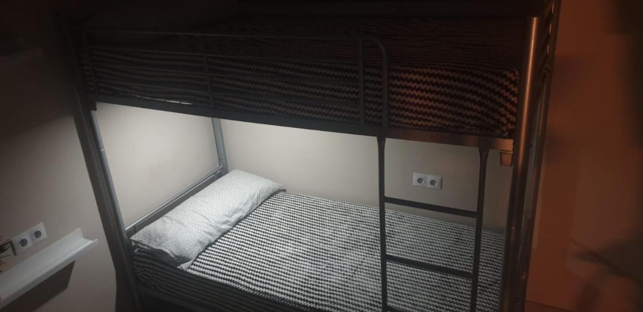 Traveller Host Hostel Madrid Exterior photo