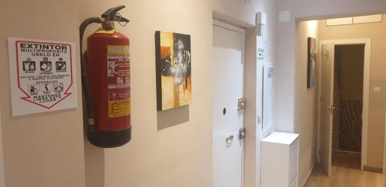 Traveller Host Hostel Madrid Exterior photo
